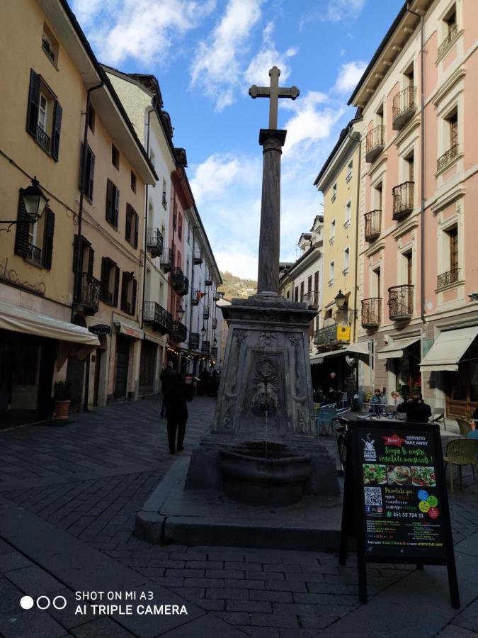 Apartamento Un oeil sur la cathédrale Aosta Exterior foto