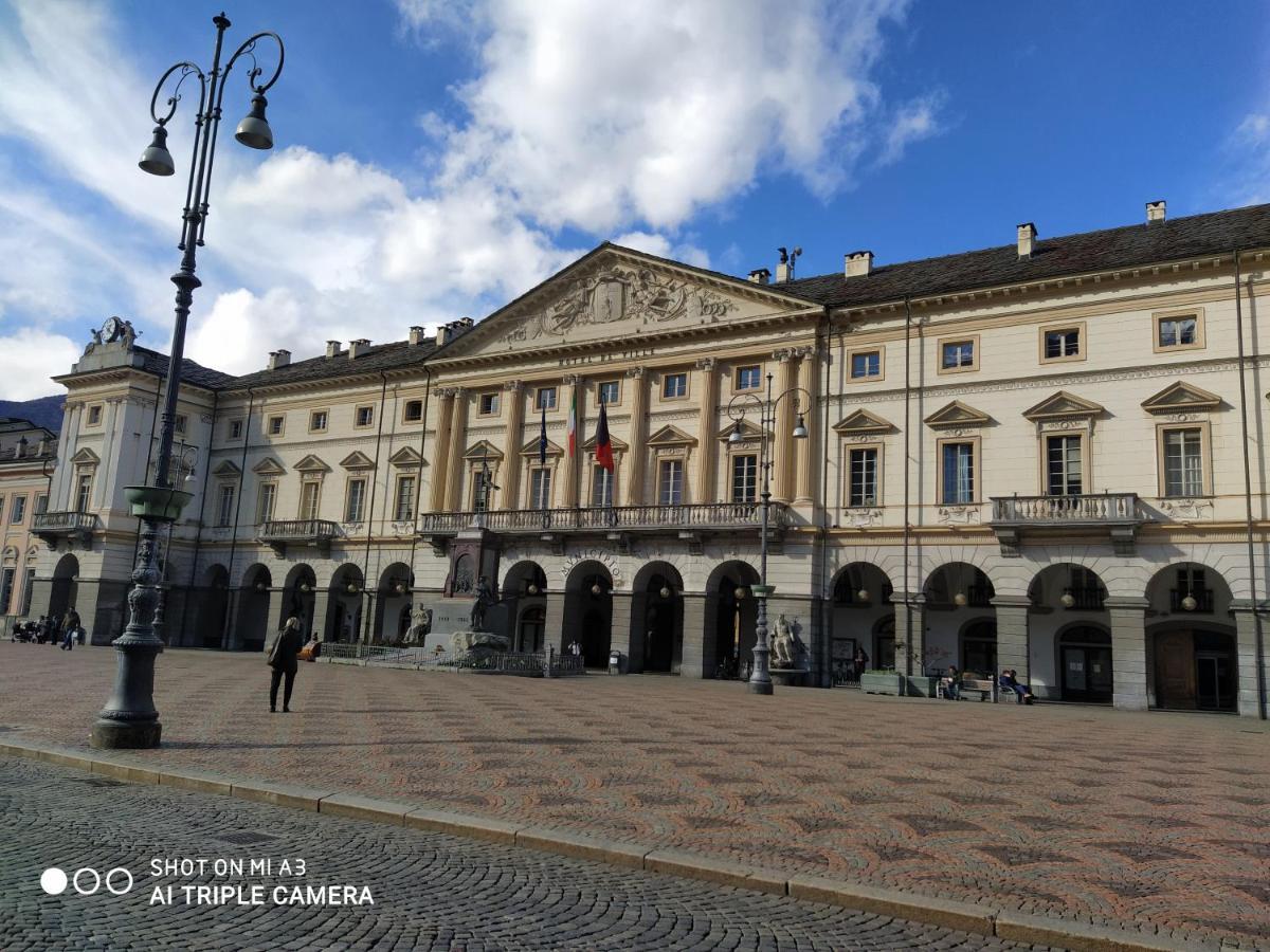 Apartamento Un oeil sur la cathédrale Aosta Exterior foto