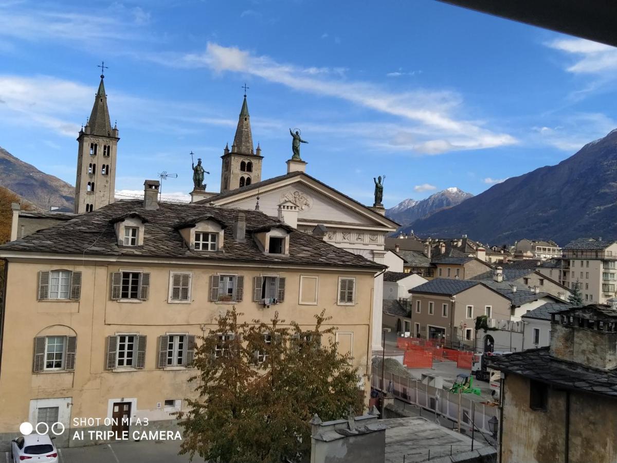 Apartamento Un oeil sur la cathédrale Aosta Exterior foto